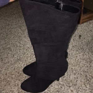 Black boots with short heel